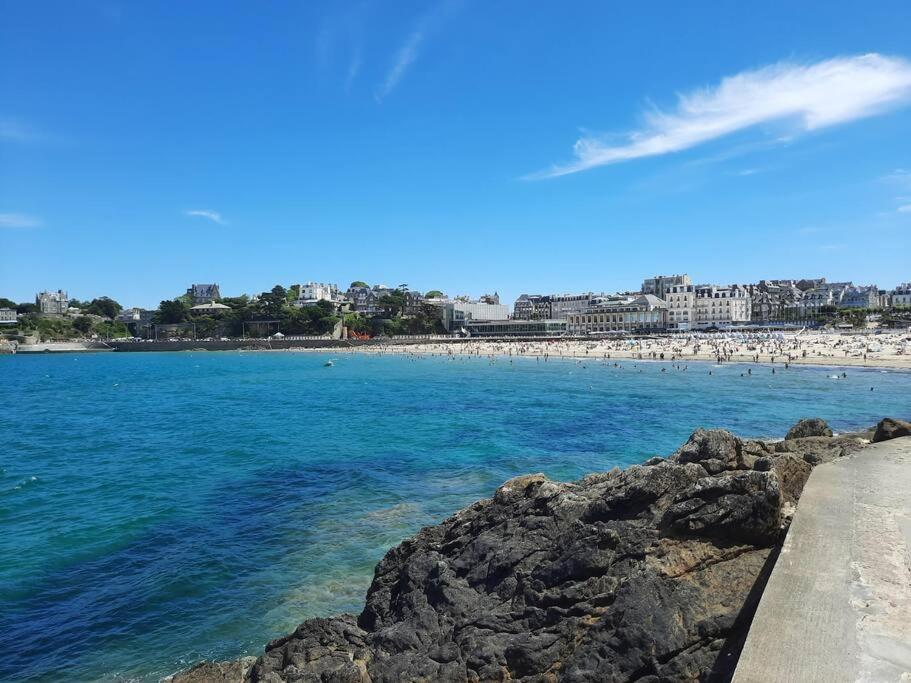 Le Jacaranda-A 2 Min De La Plage, Hyper Centre De Dinard, Vue Mer De La Fenetre Exterior photo